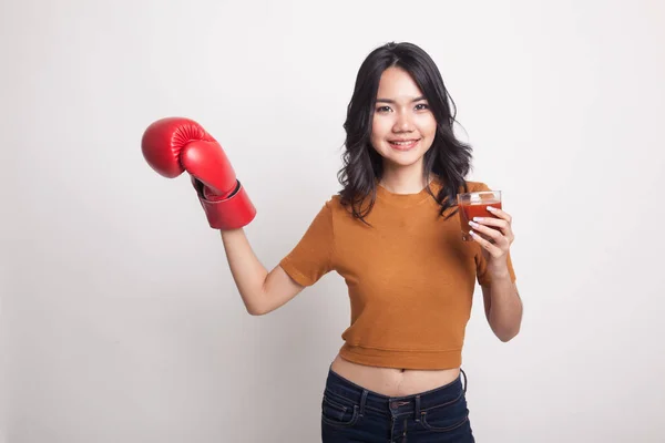 Mladá asijská žena s rajčatovou šťávu a Boxerské rukavice. — Stock fotografie