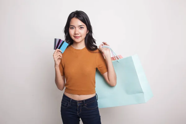 ショッピング バッグと空白のカードを持つ若いアジア女性. — ストック写真