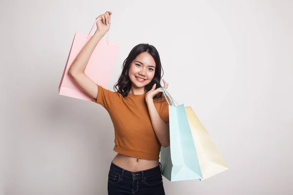 Junge asiatische Frau glücklich mit Einkaufstasche. — Stockfoto