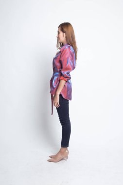 Güzel genç Asyalı kadın tam vücut yan görünüm.