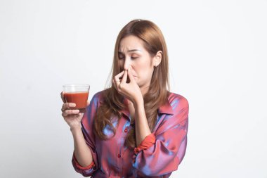 Genç Asyalı kadın nefret domates suyu.