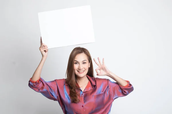 Giovane donna asiatica mostra OK con bianco segno in bianco . — Foto Stock