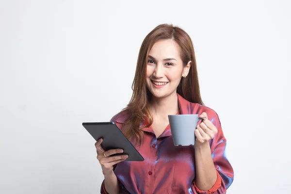 Jonge Aziatische vrouw met een computer tablet en koffie. — Stockfoto