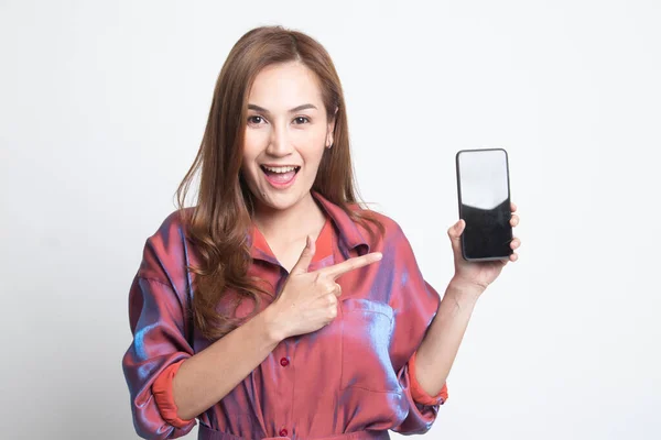 Glada unga asiatisk kvinna punkt till mobiltelefon. — Stockfoto
