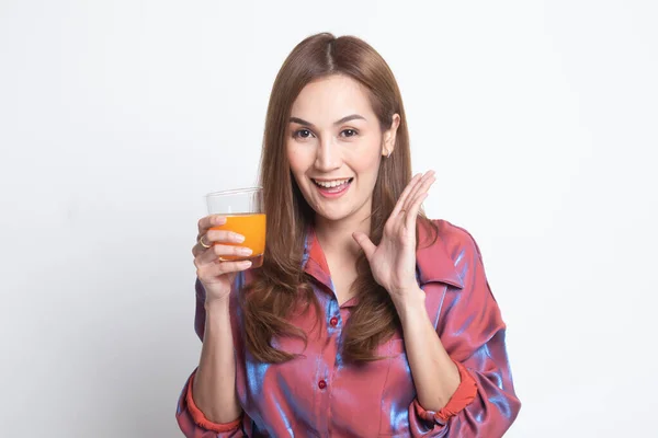 Jovem mulher asiática feliz beber suco de laranja . — Fotografia de Stock