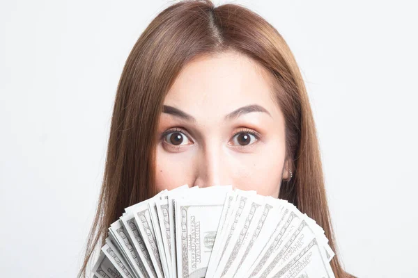 Retrato de una joven asiática mostrando un montón de billetes de dinero —  Fotos de Stock