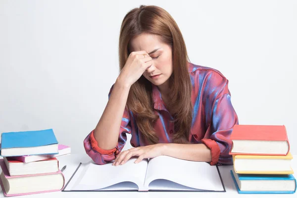 Wyczerpany Asian kobieta dostał ból głowy przeczytaj książkę z książki zakładkę — Zdjęcie stockowe