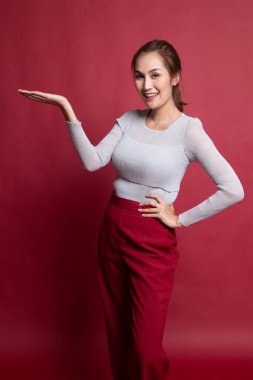 Genç Asyalı kadın eliyle mevcut.