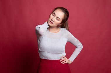 Genç Asyalı kadın boyun ağrısı var.