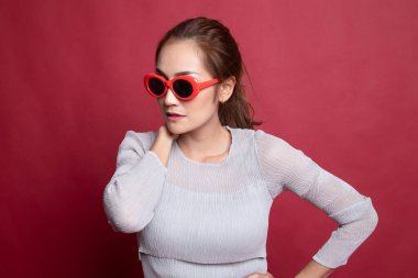 Güneş gözlüklü güzel bir Asyalı kızın portresi..