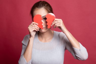 Güzel genç Asyalı kadın ile kırık kalp.