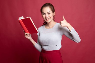 Genç Asyalı kadın Yaşasın bir kitapla.