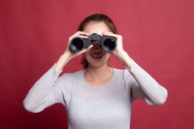 Dürbün ile genç Asyalı kadın.