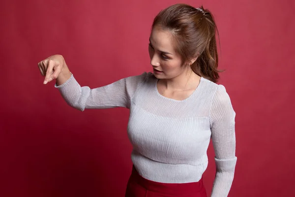 Mulher asiática jovem bonita apontar para baixo para espaço em branco . — Fotografia de Stock