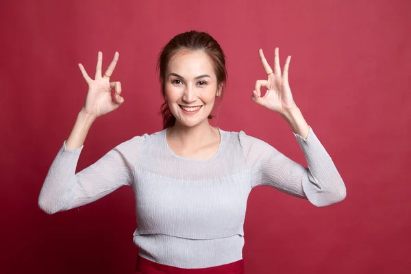 Aziatische vrouw Toon dubbele Ok hand teken en glimlach. — Stockfoto