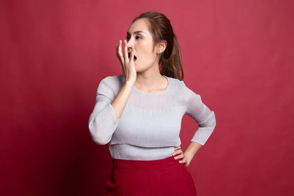 Sonnolenta giovane donna asiatica sbadiglia . — Foto Stock