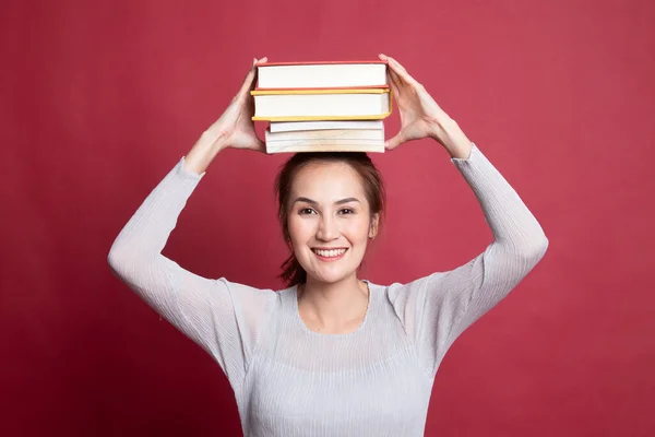 Ung asiatisk kvinna studerar med kan böcker. — Stockfoto