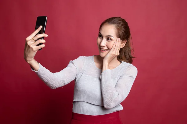 Ung asiatisk kvinna selfie med mobiltelefon. — Stockfoto