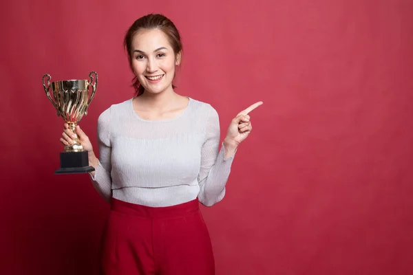Succesvolle jonge Aziatische vrouw houden een trofee wijs lege spa — Stockfoto