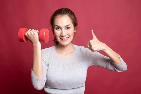 Gezonde Aziatische vrouw duimen omhoog met halters. — Stockfoto