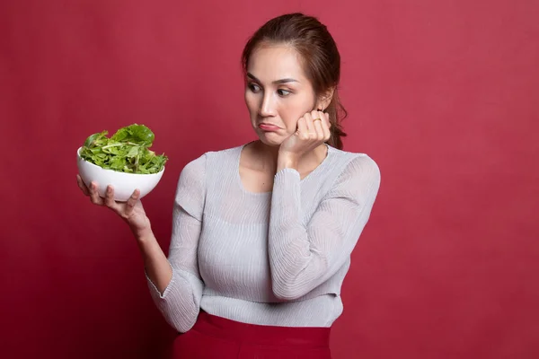 Asiatisk kvinna hat sallad. — Stockfoto