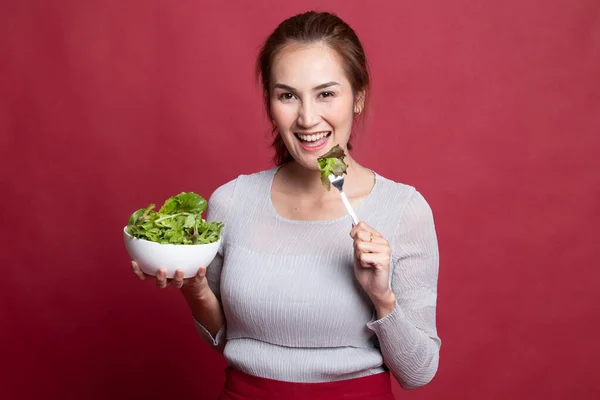 Gezonde Aziatische vrouw met salade. — Stockfoto