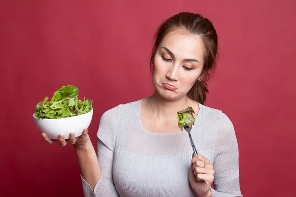 Aziatische vrouw haat salade. — Stockfoto