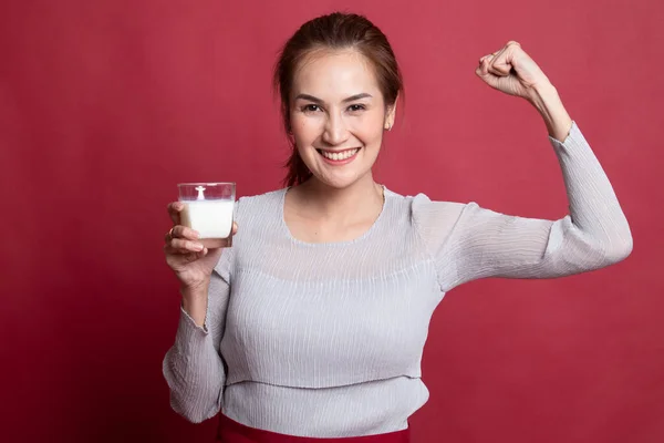Egészséges ázsiai nő, egy pohár tej. — Stock Fotó