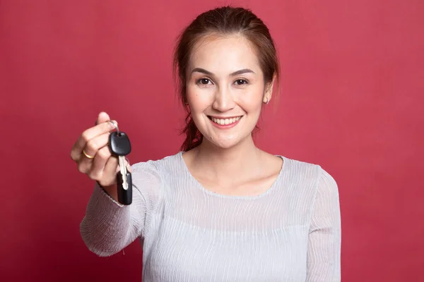 Cute asian girl showing home residence keys. — Stock Photo, Image