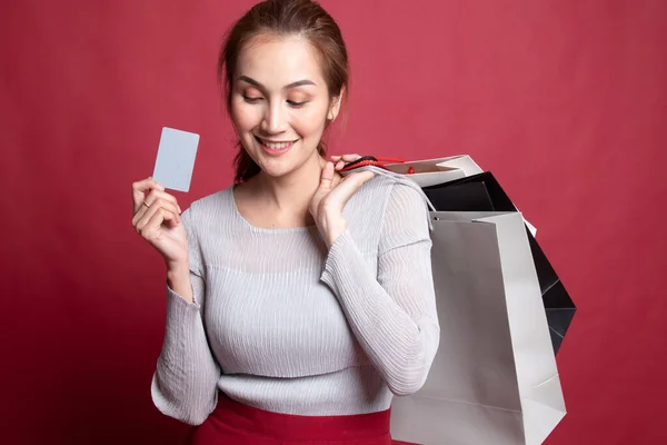 Mujer asiática joven con bolsa de compras y tarjeta en blanco . —  Fotos de Stock