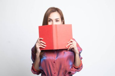 Bir kitapla genç Asyalı kadın kapak yüzü.