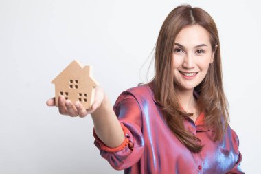 Ev modeliyle mutlu Asyalı kadın..