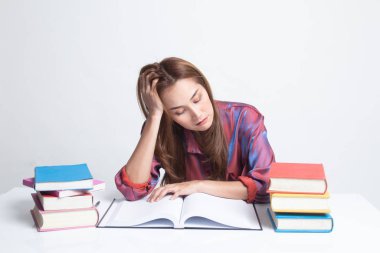 Yorgun genç Asyalı kadın kitapları tablo ile bir kitap okumak.