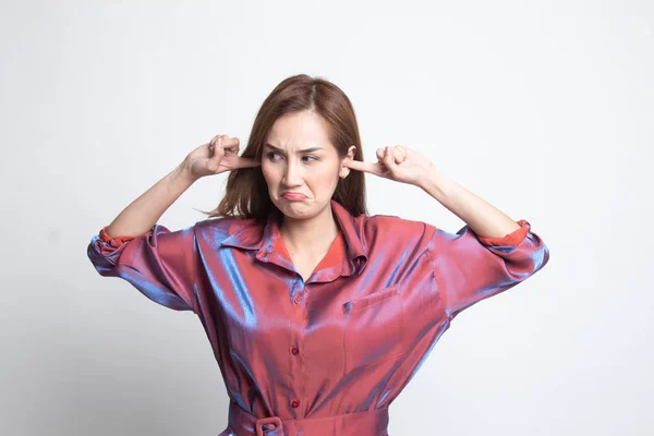 Young Asian woman block both ears with fingers. — Stock Photo, Image