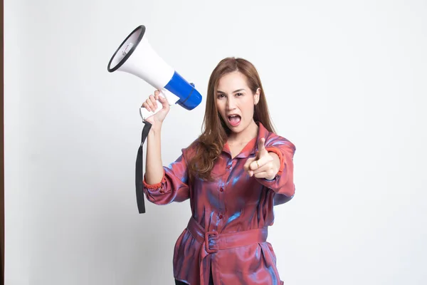 Mooie jonge Aziatische vrouw kondigen met megafoon. — Stockfoto