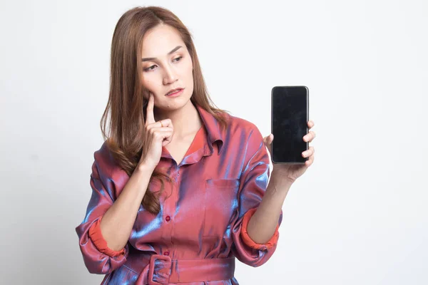 Ung asiatisk kvinna med mobiltelefon. — Stockfoto