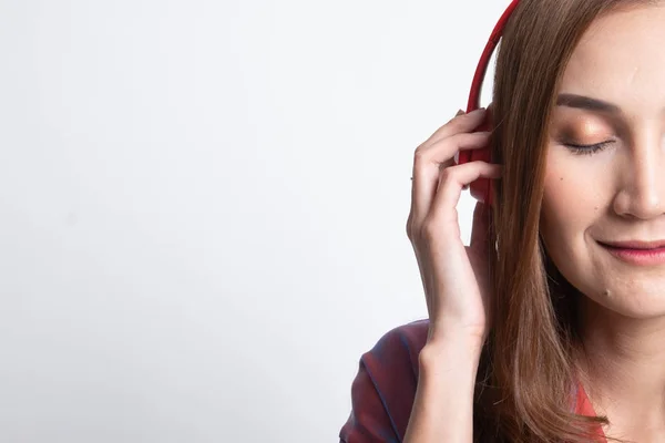 Jolie asiatique fille écoute de la musique avec son casque . — Photo
