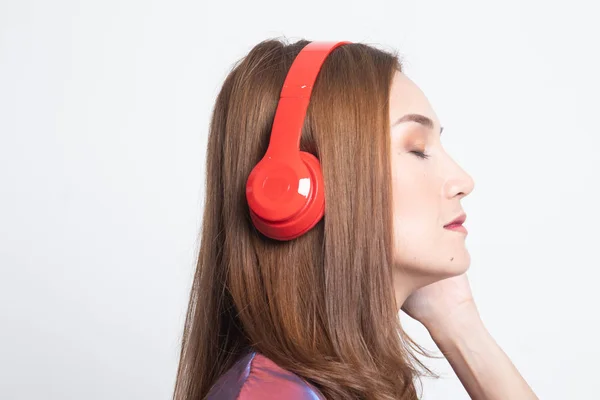 Bonita chica asiática escuchando música con sus auriculares . — Foto de Stock