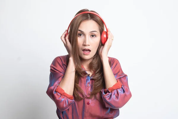 Bonita chica asiática escuchando música con sus auriculares . — Foto de Stock