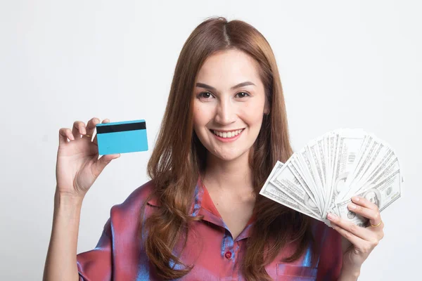 Retrato de una joven asiática mostrando un montón de billetes de dinero —  Fotos de Stock