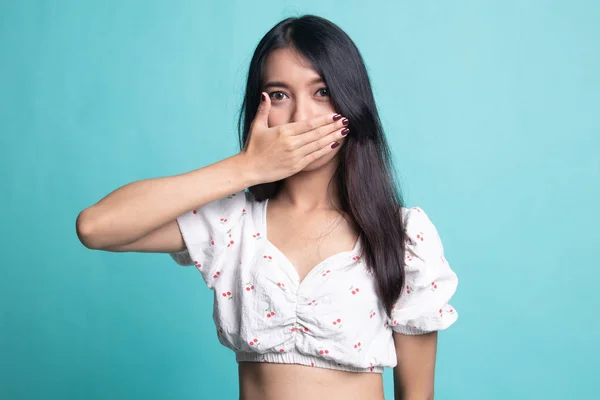 Jonge Aziatische vrouw haar mond met de hand dicht. — Stockfoto