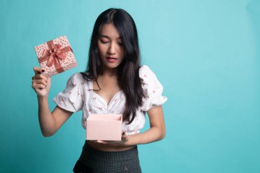 Genç Asyalı kadın açık bir hediye kutusu.