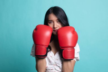 Genç Asyalı kadın kırmızı boks eldivenli.