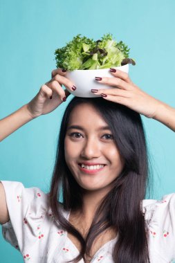 Salata sağlıklı Asyalı kadın.