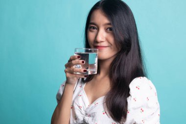 Genç Asyalı kadın ile içme suyu bir bardak.