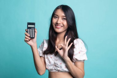 Asyalı kadın göster Tamam hesap makinesi ile.