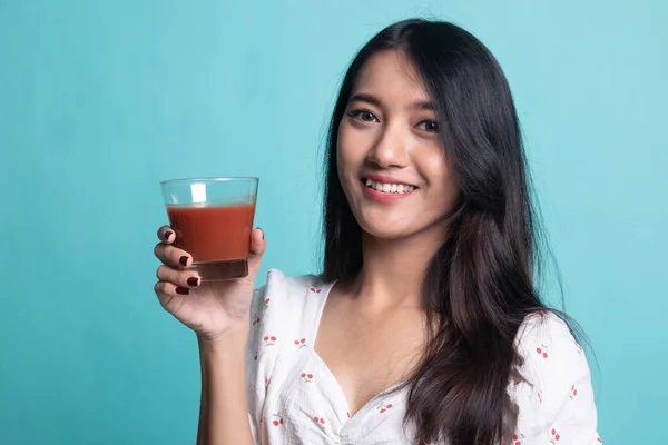 Jovem mulher asiática beber suco de tomate . — Fotografia de Stock