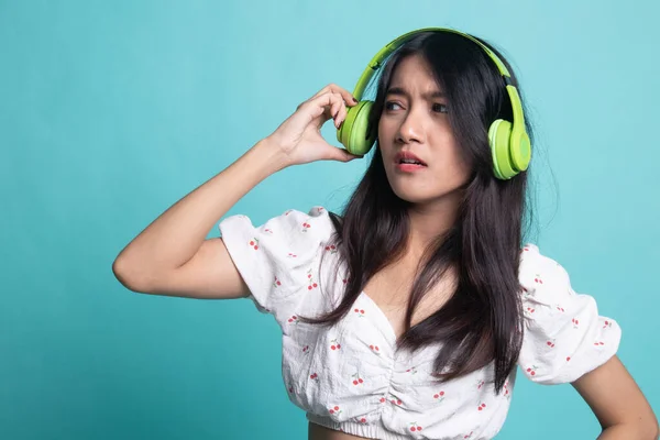 Demasiado fuerte. retrato de joven asiática mujer sosteniendo auriculares un — Foto de Stock