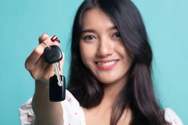 Cute asian girl showing home residence keys. — Stock Photo, Image