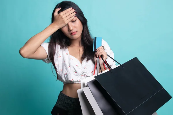 ショッピング バッグやクレジット カードを持つ不幸な若いアジア女性. — ストック写真